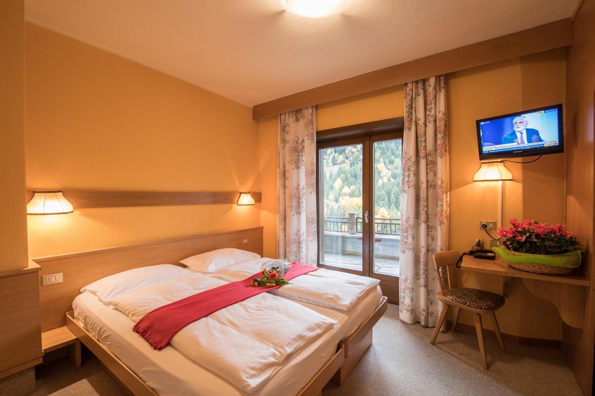 Hotel Miravalle Isolaccia Pokoj fotografie