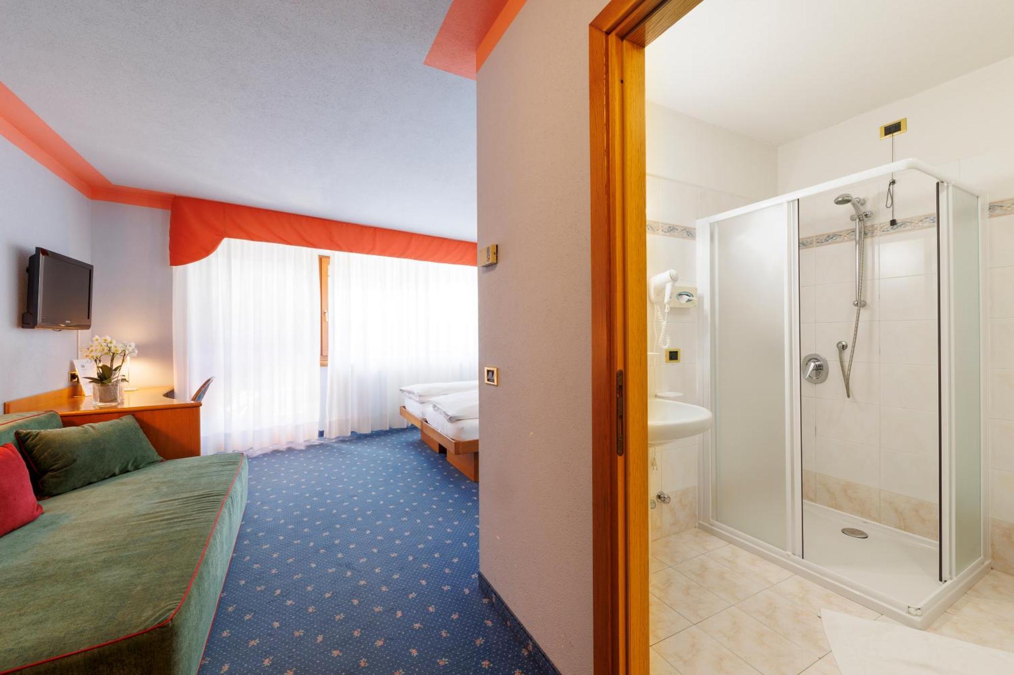 Hotel Miravalle Isolaccia Pokoj fotografie
